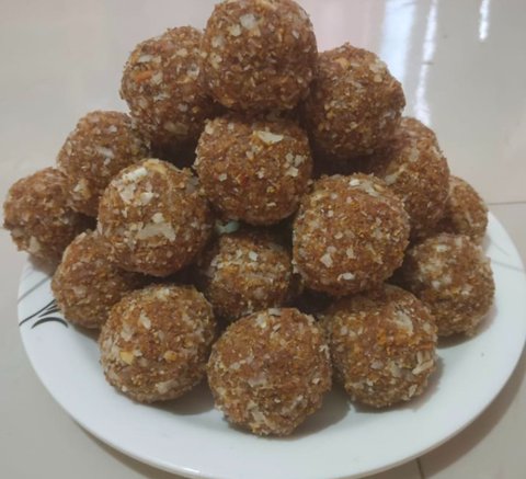 Dink Ladoo on a plate